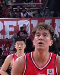 突发！郭艾伦受到重伤，被担架送往医院，恐赛季报销