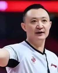 闫军被撤销国际裁判并非意味着天亮了，在CBA，他依然呼风唤雨