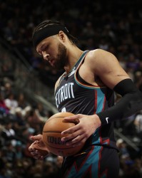 16中3&amp;三分7中0得10分！奥特：我们换防坎宁安对他进行持球压迫